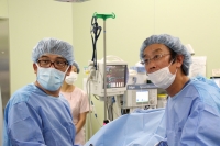 草川均医師（右）と 当院心臓血管外科の金子完医師（左）