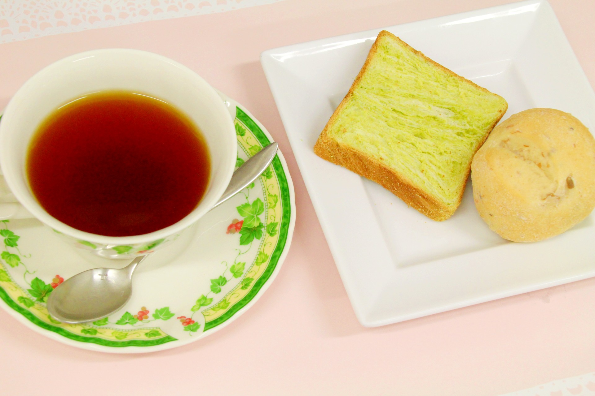 紅茶とパンのセット