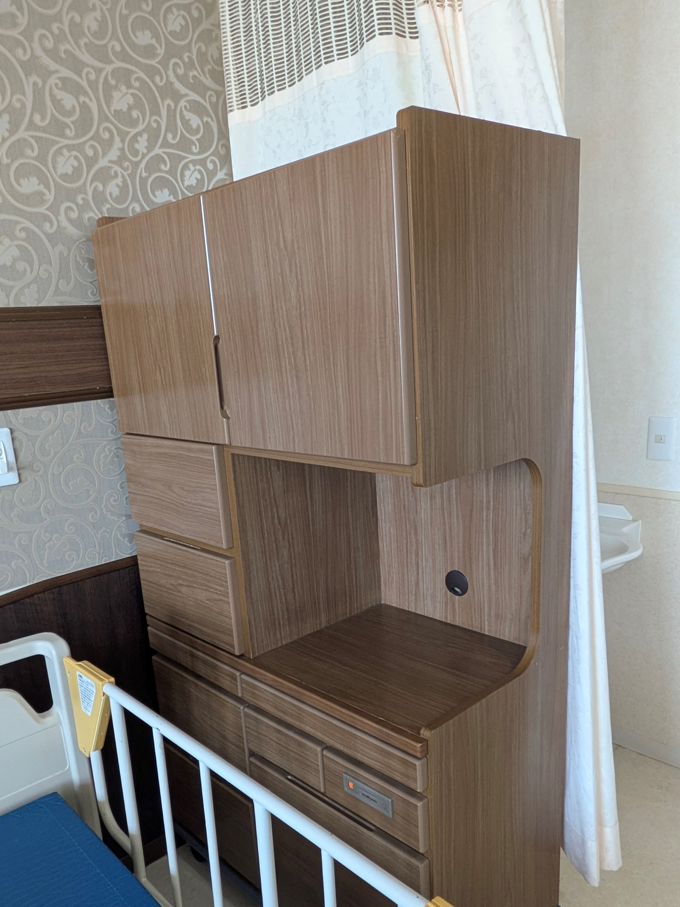 C4認知症病棟　床頭台（荷物しまっておけます）