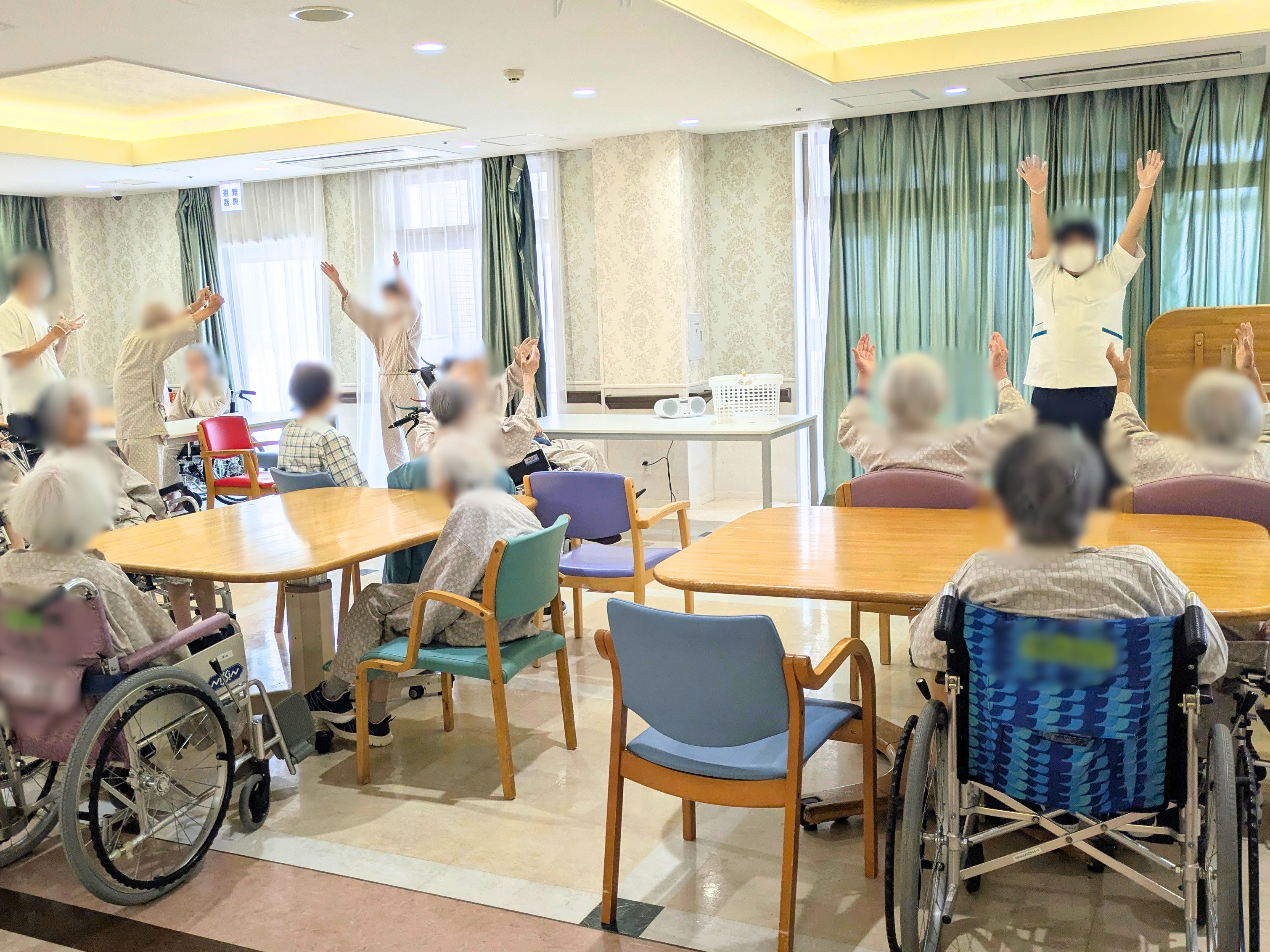 C4認知症病棟　作業療法（集団リハビリテーション）体操の様子